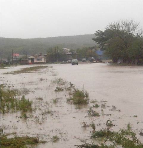 ЧС в поселке Амгу, дорогу размыло дождями, было смыто несколько мостов и затоплены частные дома